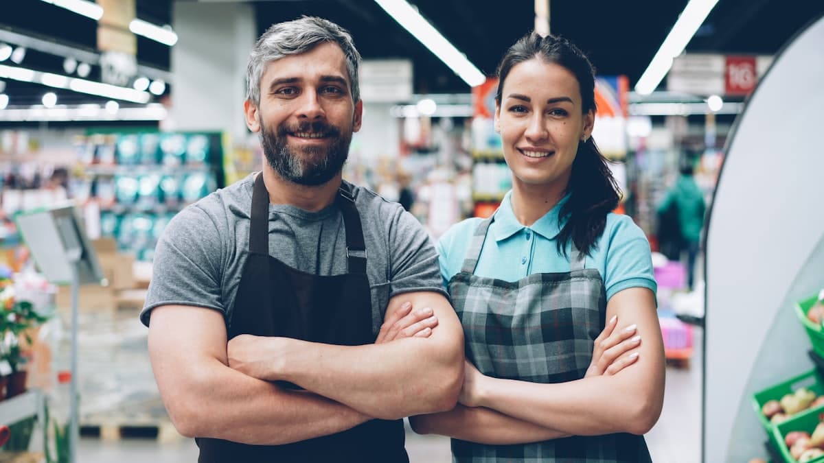Dueños de una tienda de abarrotes ganando comisiones con flivo